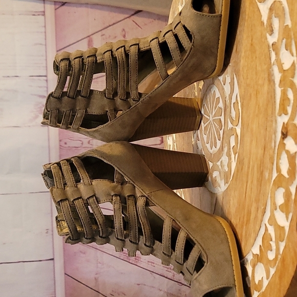 G by Guess Gladiator Stlye Peep-toe Suede Shoes w/Stacked Heel - Taupe - Picture 6 of 12